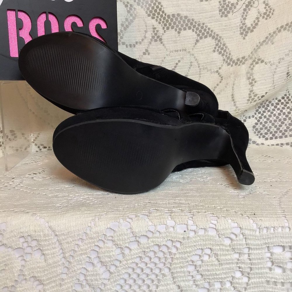 NIB- Velvet Platform - Picture 7 of 7